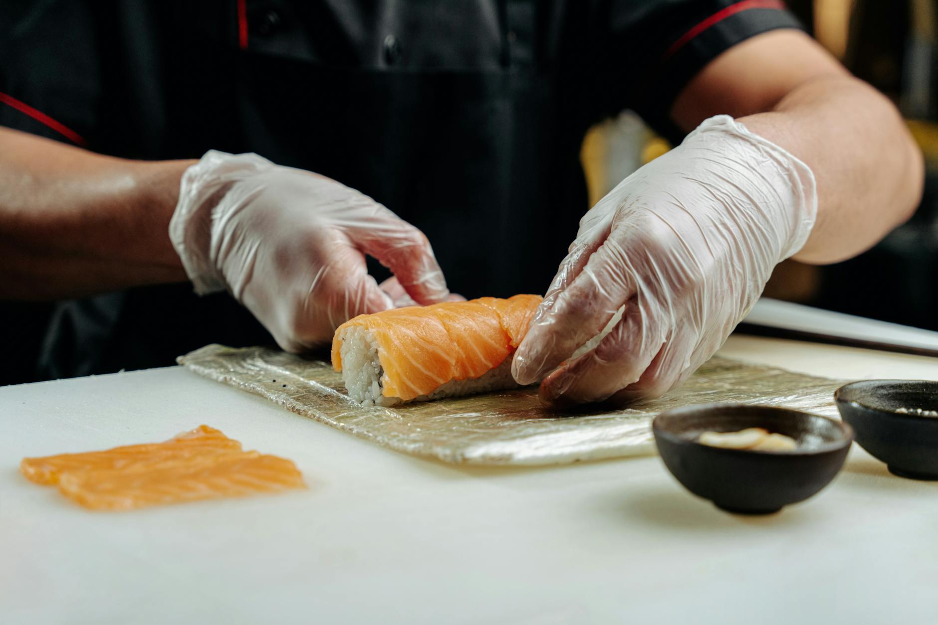 Hände formen Nigiri — Traditionelle Sushi-Zubereitung