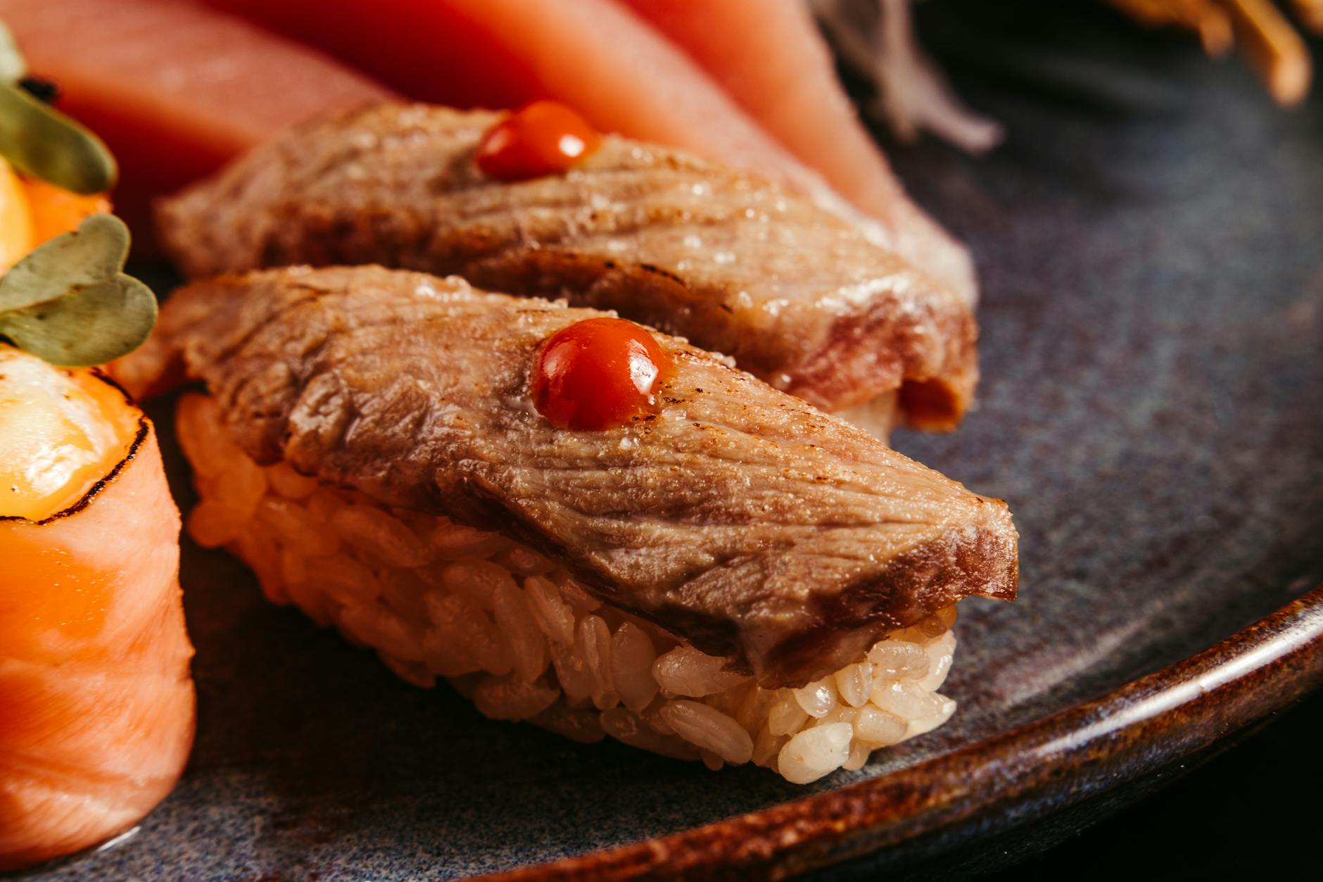Nigiri Sushi Platter — nah aufgenommen, perfekter Reis sichtbar