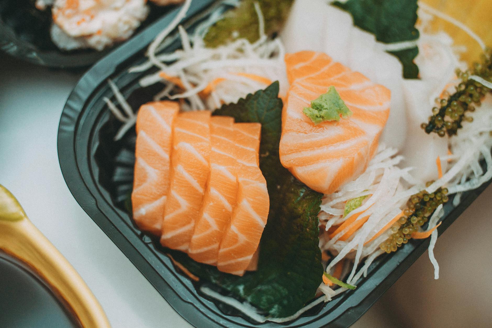 Sashimi auf dunklem Teller — Produktfotografie